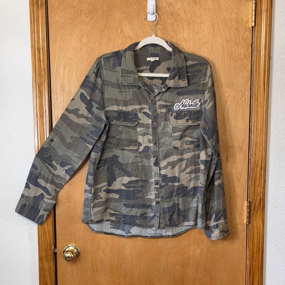 Wet Seal Nashville Camo Button Down Shirt Peace Sign Patch Camouflage Utility L
